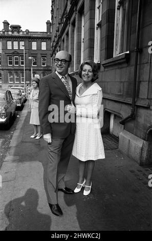 Die Schauspielerin Anne Reid heiratet Peter Eckersley im Jackson's Row Registry Office, Manchester. 22. Mai 1971. Stockfoto