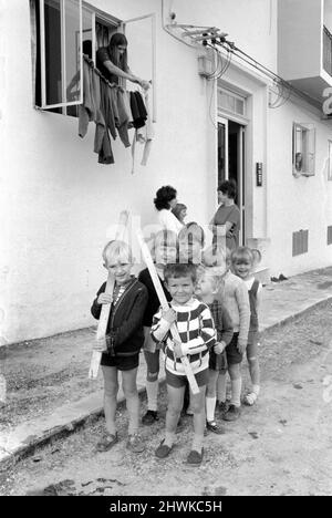 Vorbereitung auf die britische Abreise aus Malta. Kinderarmee. Das Leben für Kinder auf Malta ist sehr viel der gleiche Spaß und Spiele. Hier sehen Sie die Vorderseite von L-R Graham Felks aus Bradford, sein Vater ist in den Royal Engineers, und der 4-jährige Paul Toovey aus Norwich, sein Vater ist in den Royal Signals, wobei der Rest ihrer 'Armee' vor den Wohnungen marschiert, in denen sie leben. Januar 1972 72-00107 Stockfoto