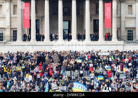 London, Großbritannien. 6. März 2022. Demonstranten zeigen Unterstützung für die Ukraine bei der Anti-Putin-Stop-the-war-Demonstration auf dem Trafalgar Square in London Quelle: Paul Brown/Alamy Live News Stockfoto