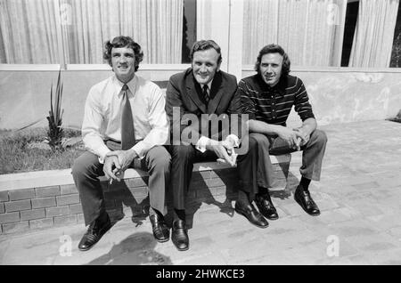 Der Manager von Leeds United, Don Revie, mit dem Clubarzt Les Cocker (links) und Bob English, während das Team nach dem EM-Finale 1973 gegen den AC Mailand im Kaftanzoglio-Stadion in Thessaloniki, Griechenland, zum Flughafen Manchester zurückkehrt. Leeds verlor 0-1 im Finale nach einigen umstrittenen Entscheidungen des griechischen Schiedsrichters Christos Michas. 17. Mai 1973. Stockfoto