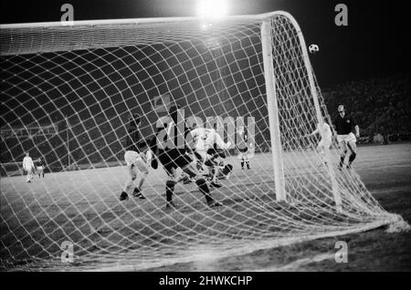 Finale des Europapokal der Pokalsieger 1973 im Kaftanzoglio-Stadion in Thessaloniki, Griechenland. AC Milan 1 / Leeds United 0. Das Bild zeigt: Action während des Spiels. Während des Spiels hatten Leeds Tore nicht erlaubt, mehrere Strafeinsprüche wurden abgelehnt und ein Spieler, der vom griechischen Schiedsrichter Christos Michas geschickt wurde, verlor das Spiel durch einen indirekten Freistoß, der direkt genommen wurde. Michas wurde später wegen Spielabsprachen vor einem griechischen Gericht verurteilt und mit einer Geldstrafe belegt, ins Gefängnis geschickt und von der UEFA lebenslang vom Schiedsgerichtsverfahren ausgeschlossen. 16. Mai 1973. Stockfoto