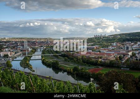 Blick von der Burg Steinburg mit Weinberg im Vordergrund auf den Main und die Straßen von Würzburg mit Festung Marienberg im Hintergrund Stockfoto