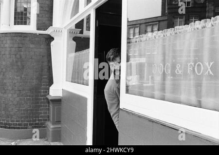 Oliver Reed, britischer Schauspieler, genießt ein paar Drinks in seinem lokalen Pub, The Dog and Fox, Donnerstag, den 24.. August 1972. Stockfoto