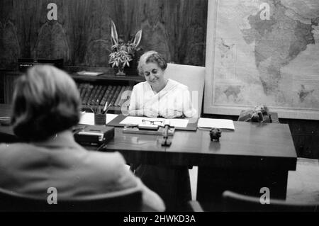 Indira Gandhi, Premierministerin von Indien, fotografiert in ihrem Büro im indischen Parlament in Neu-Delhi.4.. Juli 1971. Stockfoto