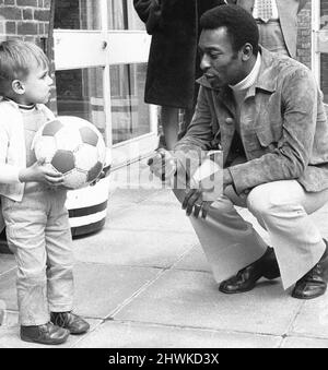 Pele trifft Pele. Ein zweieinhalb Jahre alter Shepherds Bush namens Pele Jairzinho Johnson von seinem fußballverrückten Vater Tony Johnson, der hier seinen Namensvetter trifft. Pele war mit dem Rest der Fußballmannschaft Santos in London, um gegen Fulham im Craven Cottage zu kämpfen. 11.. März 1973 Stockfoto