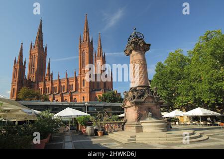 Dernsches Gelände mit Marktkirche und Marktsäule, in Wiesbaden, Hessen, Deutschland Stockfoto