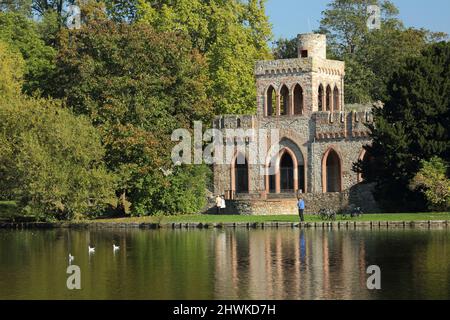 Mosburg im Schlosspark erbaut im 13.. Jahrhundert im Biebrich-Schlosspark in Wiesbaden, Hessen, Deutschland Stockfoto