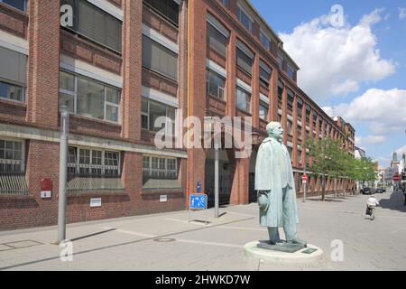 Opel Hauptportal mit Denkmal für Adam Opel 1837-1895, und Marktstraße in Rüsselsheim, Hessen, Deutschland Stockfoto