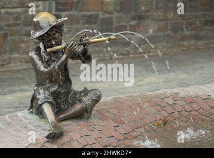 Flötenspieler am Brunnen in Biebrich, Wiesbaden, Hessen, Deutschland Stockfoto