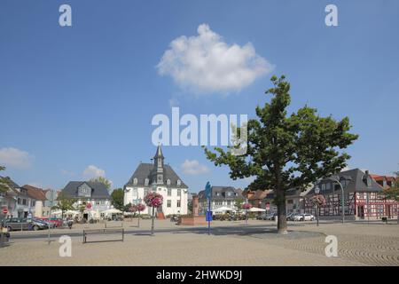 Alter Marktplatz mit barocker Hugenotskirche, erbaut 1700-1705, in Usingen im Taunus, Hessen, Deutschland Stockfoto