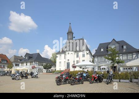 Alter Marktplatz mit barocker Hugenotskirche, erbaut 1700-1705, in Usingen im Taunus, Hessen, Deutschland Stockfoto