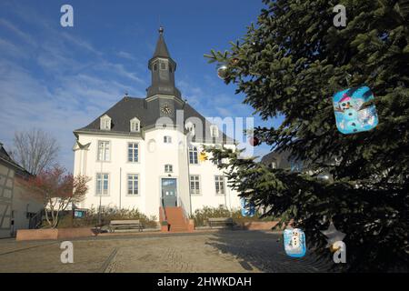 Barocke Hugenottenkirche, erbaut 1700-1705, mit Christbaum, in Usingen im Taunus, Hessen, Deutschland Stockfoto