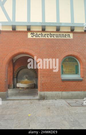 Gebäude mit Bäckerbrunnen, Baujahr 1909, in der Altstadt von Wiesbaden, Hessen, Deutschland Stockfoto