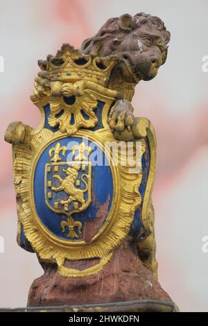 Marktbrunnen, Baujahr 1753, Stadtwappen, am Schlossplatz in Wiesbaden, Hessen, Deutschland Stockfoto