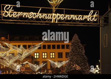 Beleuchteten Sternschnuppenmarkt in der Nacht, Weihnachtszeit, auf dem Schlossplatz in Wiesbaden, Hessen, Deutschland Stockfoto