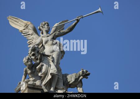 Engel mit Trompete auf dem Dach des Staatstheaters in Wiesbaden, Hessen Stockfoto