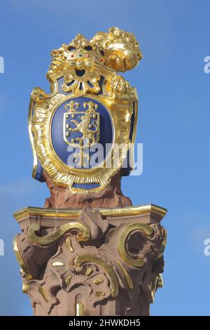 Marktbrunnen mit Stadtwappen am Schlossplatz, in Wiesbaden, Hessen, Deutschland Stockfoto