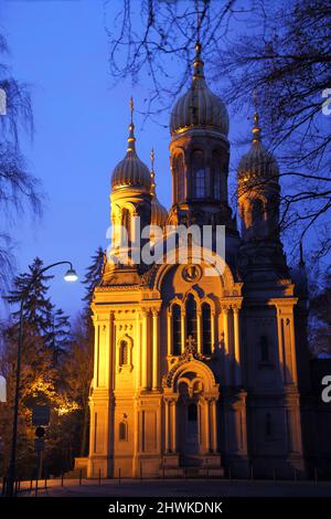 Russische orthodoxe Kirche in Neroberg, während der blauen Stunde, in Wiesbaden, Hessen, Deutschland Stockfoto