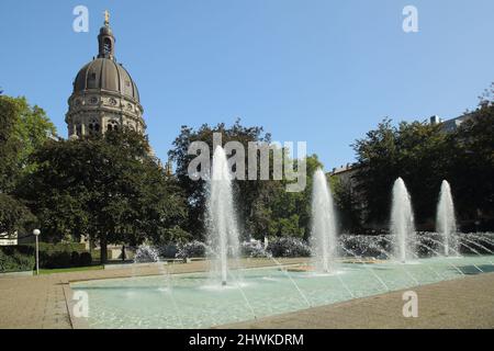 Renaissance-Christuskirche mit Brunnen, in Mainz, Rheinland-Pfalz, Deutschland Stockfoto