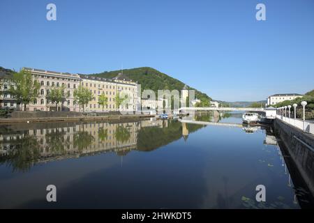 Blick auf die Lahn mit Kurbrücke und Quellenturm, in Bad Ems, Rheinland-Pfalz, Deutschland Stockfoto