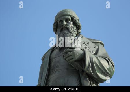 Johannes Gutenberg 1400-1468, Denkmal mit Buchdruckbibel in Mainz, Rheinland-Pfalz, Deutschland Stockfoto