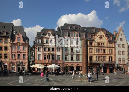 Marktplatz mit Fachwerkhäusern und Heunensäule in Mainz, Rheinland-Pfalz, Deutschland Stockfoto