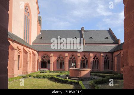 Innenhof mit Kreuzgang der St. Stephan Kirche in Mainz, Rheinland-Pfalz, Deutschland Stockfoto