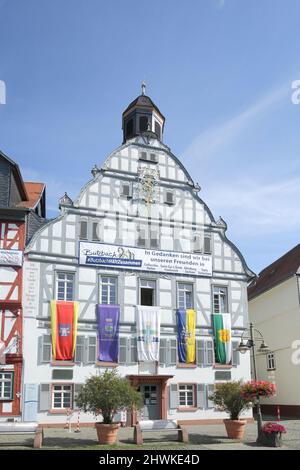 Historisches Rathaus mit Fahnen in Butzbach, Hessen, Deutschland Stockfoto