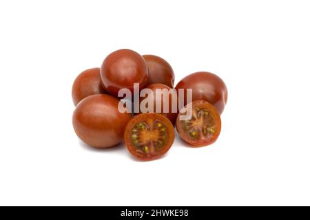 Eine Charge Kirschtomaten, die Mini-Kumato-Sorte. Isoliert auf weißem Hintergrund. Stockfoto