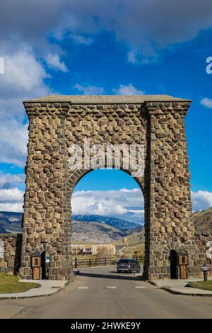 Roosevelt Arch am Gardiner Eingang zum Yellowstone National Park, Montana, USA [keine Eigentumsfreigabe; nur redaktionelle Lizenzierung] Stockfoto