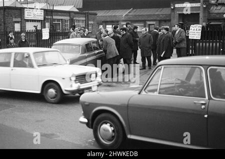 Streikaktion in Longbridge, zur Unterstützung des ersten offiziellen eintägigen Streiks gegen das Industrial Relations Bill, Birmingham, Montag, 1.. März 1971. Mitglieder der Amalgamated Union of Engineering Workers, die sich gegen das Gesetz über Arbeitsbeziehungen eingesetzt haben. Stockfoto