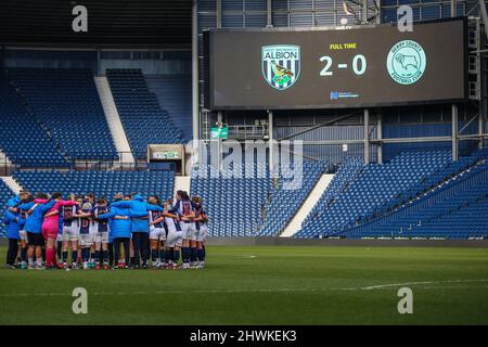 West Bromwich, Großbritannien. 06. März 2022. Spieler von West Bromwich Albion bilden nach ihrem historischen Sieg im WNL-Spiel zwischen West Bromwich Albion und Derby County in den Hawthorns eine Huddle. Gareth Evans/SPP Kredit: SPP Sport Pressefoto. /Alamy Live News Stockfoto