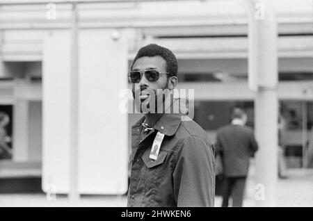 Olympische Spiele 1972 München, Mittwoch, 23.. August 1972. Unser Bild zeigt ... John Carlos amerikanischer Sprinter, der bei den Mexiko-Spielen 1968 für Kontroversen sorgte, indem er vom Podium einen schwarzen Powergruß gab, nachdem er seine Bronzemedaille für die 200 Meter erhalten hatte. Stockfoto