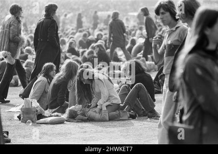 Ein liebes Paar, in ihrer eigenen Welt, nur Teil der riesigen Menge und Publikum genießen das Oval Pop Festival, Oval Cricket Ground, South London, im Spätsommer 1972 an dem Tag, Rod Stewart gewann den besten männlichen Sänger 1972, Emerson Lake und Palmer gewann 7 Preise, Maggie Bell und Brian Eno haben ebenfalls Preise gewonnen. Beachten Sie auf diesem Bild, der Mann auf der linken Seite in der Schaffell-Mantel. Klassische Mode aus dem Jahr 1970s. Das Festival wurde vom Music Magazine Melody Maker Picture Taken 30.. September 1972 gesponsert Stockfoto