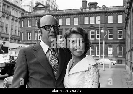 Die Schauspielerin Anne Reid heiratet Peter Eckersley im Jackson's Row Registry Office, Manchester. 22. Mai 1971. Stockfoto