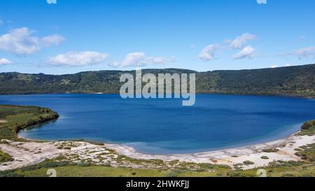 Panoramabild der heiße See in der Caldera des Vulkans Golovnin auf der Insel Kunashir, Kurilinseln, Russland. Luftaufnahme. Stockfoto