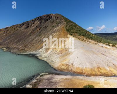 Panoramabild der kochende See in der Caldera des Vulkans Golovnin auf der Insel Kunashir, Kurilinseln, Russland. Luftaufnahme. Stockfoto