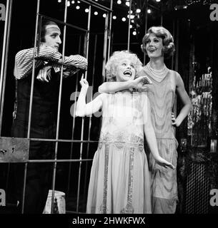 Die Threepenny Opera wird am 10.. Februar im West End im Prince of Wales Theatre eröffnet. Mack the Knife oder Macheath, gespielt von John Melia, wird eingesperrt, während vor Polly Peachum (Vanessa Redgrave) und Lucy (Barbara Windsor) kämpfen. 8.. Februar 1972. Stockfoto