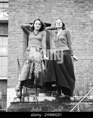 Lesley Anne Down und Jacqueline Tong, britische Schauspielerinnen, die in der neuen Serie von Upstairs, downstairs für das London Weekend Television, aufgenommen am Donnerstag, den 20.. Dezember 1973, die Hauptrolle spielen werden. Stockfoto