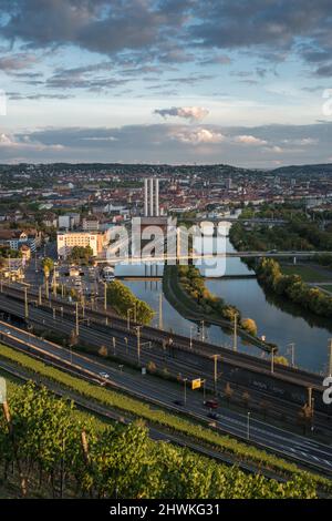 Blick vom Schloss Steinburg mit Weinberg im Vordergrund auf den Main und die Straßen von Würzburg. Stockfoto