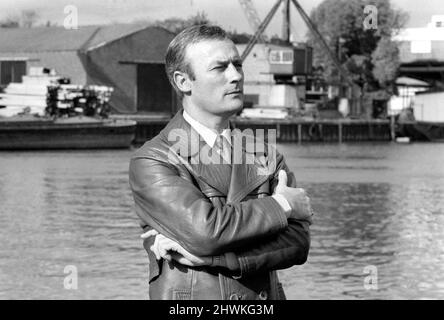 Edward Woodward Schauspieler, der die Rolle von David Callan in ITVs Fernsehsendung 'Callan' spielt, abgebildet in Kingston, Surrey. Oktober 1971. Stockfoto