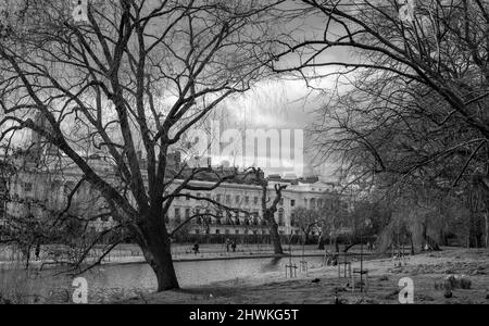 Blick auf den Regent's Park im Zentrum von London mit den berühmten Nash-Terrassen in der Ferne. Monochrom fotografiert. Stockfoto