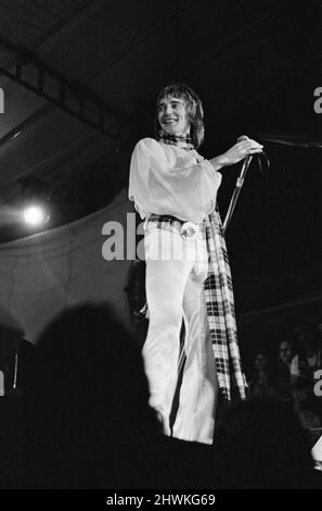 The Faces mit Rod Stewart treten am Samstag, dem 25.. August 1973, beim Reading Festival auf. Bild zeigt Sänger Rod Stewart das Festival wurde damals das dreizehnte National Jazz ,Blues and Rock Festival genannt und fand in der Richfield Avenue, Reading, in der Stadt, in der Stadt statt. Bild aufgenommen am Samstag, 25.. August 1973 Stockfoto