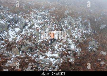 Der Tourist liegt auf einem Felsen in der Nähe des Berges Petros, helle Kleidung für Touristen. Stockfoto