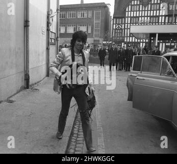 Keith richards kommt im Coventry Theater an und trägt einen jungen König Charles Spaniel unter seinem Arm. Er wird heute Abend zusammen mit anderen Mitgliedern der Rolling Stones Band auf der Bühne stehen. 6.. März 1971 Stockfoto