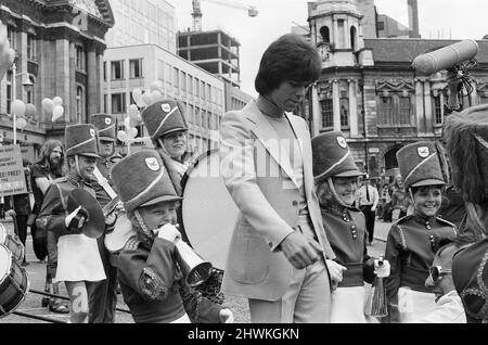 Take Me High 1973, Dreharbeiten von Prozessionsszenen auf den Straßen von Birmingham, Samstag, 9.. Juni 1973, mit Cliff Richard. Stockfoto