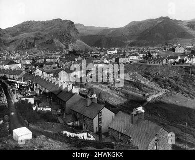 Blaenau Ffestiniog ist eine historische Bergbaustadt in der historischen Grafschaft Merionethshire, Wales, 8.. März 1972. Unser Bild zeigt ... die Steinbrüche, die das Township Blaenau Ffestiniog in der späten Nachmittagssonne dominieren. Stockfoto