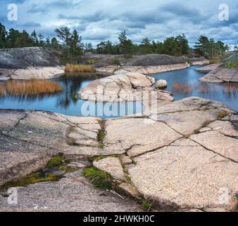 Skers of Lake Ladoga in Karelien, Russland. Touristischer berühmter Ort. Landschaften der nördlichen Natur Russlands. Stockfoto