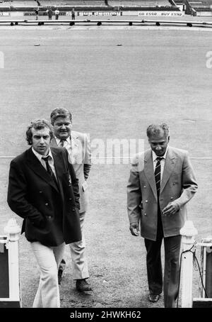 Der junge englische Kapitän David Lloyd (links) Lancashire CCC-Sekretär Jack Wood und der westindische Kapitän Rohan Kanhai verlassen das Spielfeld, nachdem die Entscheidung getroffen wurde, dass ein Spiel heute im Old Trafford nicht möglich wäre.21.. Juli 1973 Stockfoto