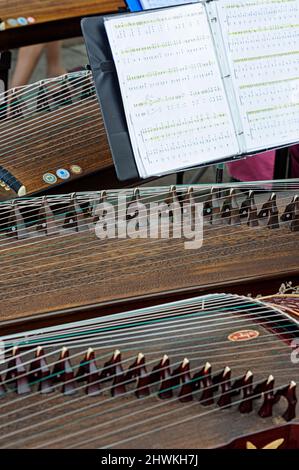 Guzheng oder zheng ist ein traditionelles chinesisches Saiteninstrument Stockfoto